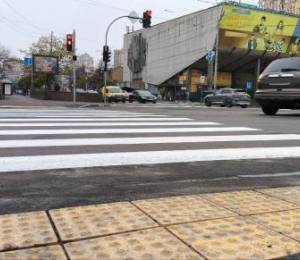 В Киеве открыли новый безбарьерный пешеходный переход