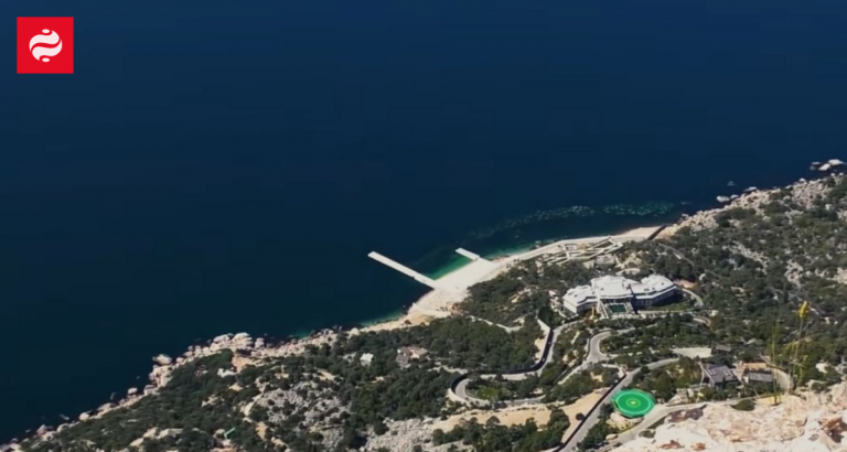 Дворець на чорноморському узбережжі Криму