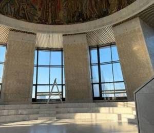 Обстрел повредил зал славы Национального музея истории Украины