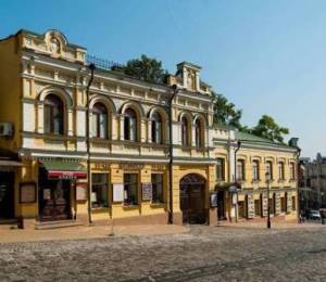 На Андріївському узвозі ремонтують систему болардів